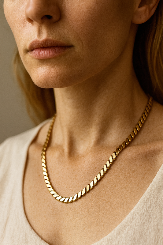 Sol Curve Necklace